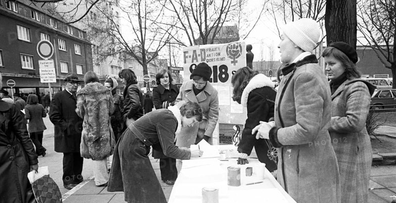 Frauen Aktion Dortmund (FAD) collects signatures at a stand in Dortmund city centre in protest against § 218, 15.2.1975, Germany, Europe