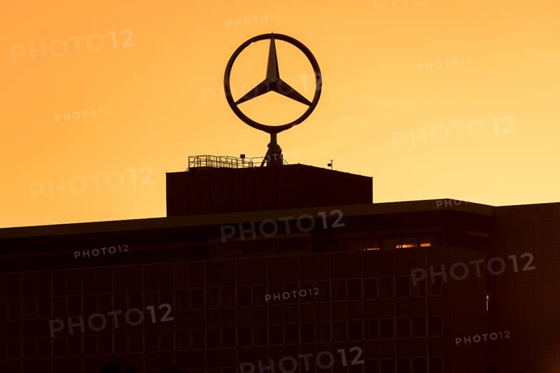 Mercedes star on Mercedes Benz branch in Stuttgart, after sunset, Baden-Württemberg, Germany, Europe
