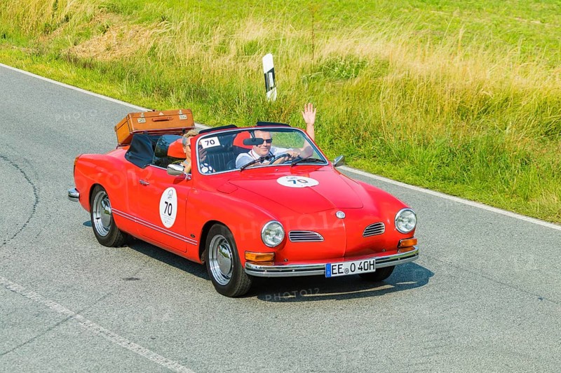 A drive for vintage vehicles. Skilful handling of the vehicle, finding the route by means of the road book and consistent driving style will be assessed. The route, time and drive-through checks as well as special stages are determined by the road book and the boarding card. VW Karmann Ghia 1974