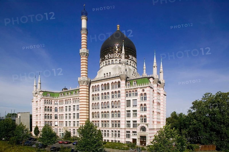 The former tobacco factory of Hugo Zeitz is now known as Yenidze. Cultural events take place under the dome