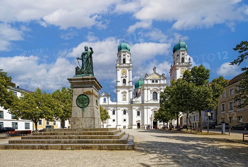 St. Stephen's Cathedral, Baroque, built 1668-1693, Episcopal Church, Catholic, Monument to King Maximilian I. Cathedral Square, Old Town, Three-River City of Passau, independent university city, administrative district of Lower Bavaria, Eastern Bavaria, Bavaria, Germany, Europe