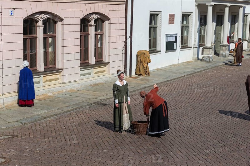 DEU Sachsen Pirna This year's Living Canaletto Picture was re-enacted on Friday, 24 April 2015, 3 p.m. for approx. 2 times 5 minutes with approx. 50 amateur actors from the association Theophilius Jacobäer, Der Retter e.V. based on the picture originally painted in 1752 53 by Bernardo Bellotto, called Canaletto