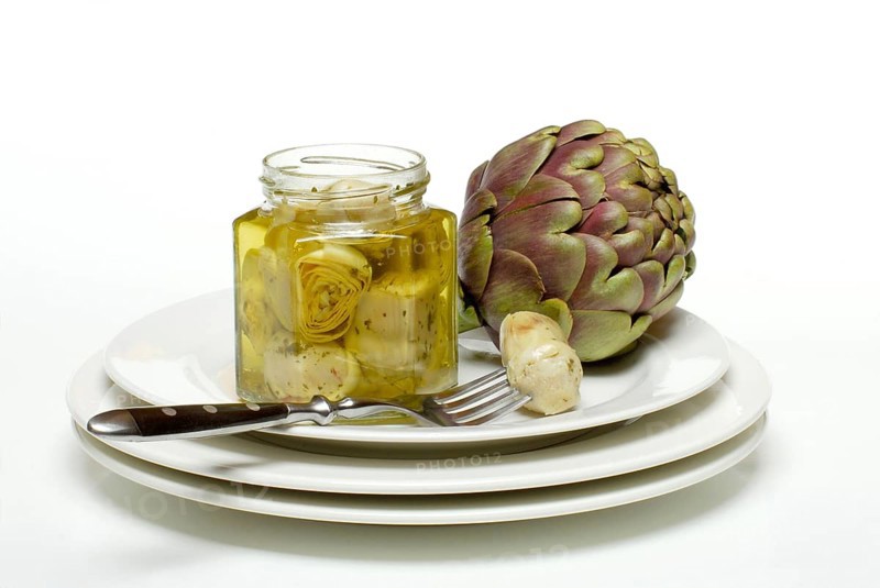 Artichoke (Cynara scolymus Cynara cardunculus) and heartsin oil (Cynara scolymus, Cynara cardunculus) , plates
