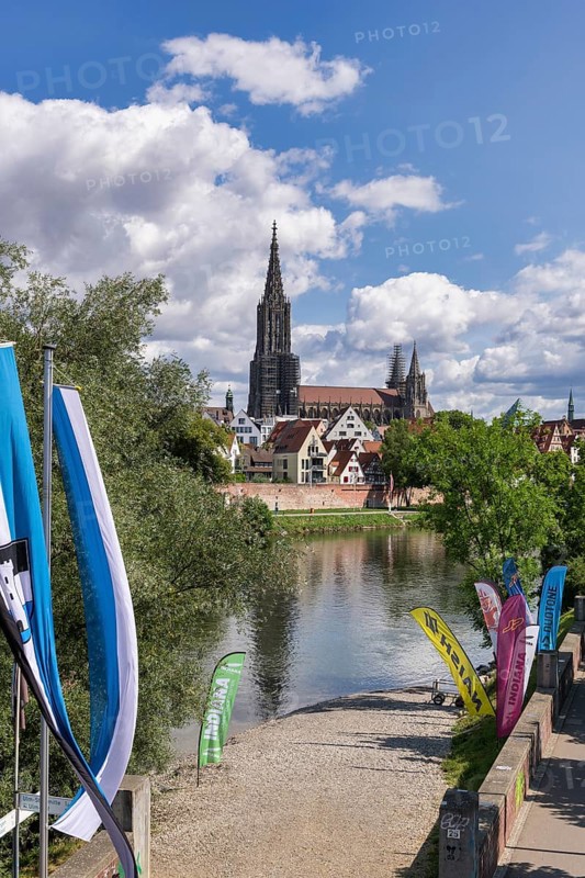 City view, Danube bank with historic old town, fishermen's quarter, cathedral, beach flags, flags, Ulm, Baden-Württemberg, Germany, Europe