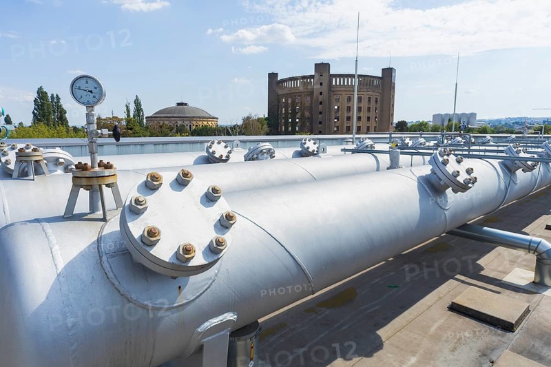 Pilot plant for fuel production. Here, carbon neutral fuel is produced from carbon dioxide and water. All that is needed is water and emission-free electricity. Large-scale projects are being built in Germany and Norway. In the background, past technology, the old gasometers