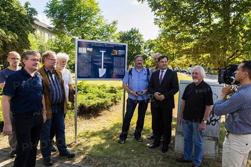 Bausoldaten at the memorial plaque in Merseburg