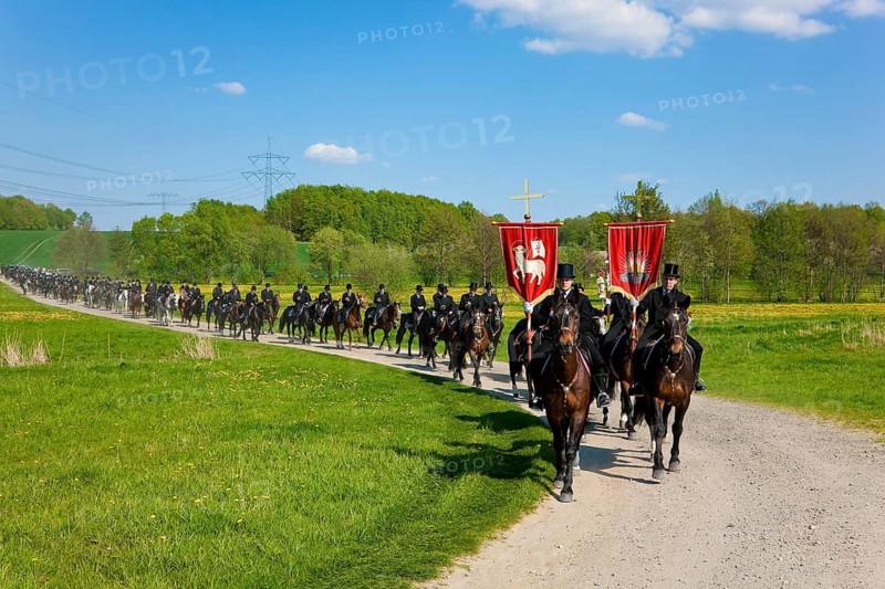 Every year at Easter there are about 5 processions in Lusatia, each with about 200 riders. The Catholic Church continues old Sorbian rites here. Thousands of spectators watch the impressive cavalcades