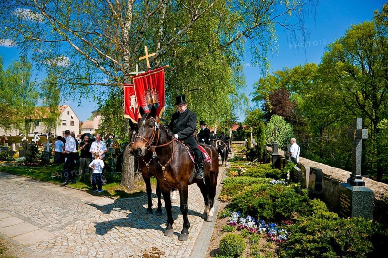 Every year at Easter there are about 5 processions in Lusatia, each with about 200 riders. The Catholic Church continues old Sorbian rites here. Thousands of spectators watch the impressive cavalcades