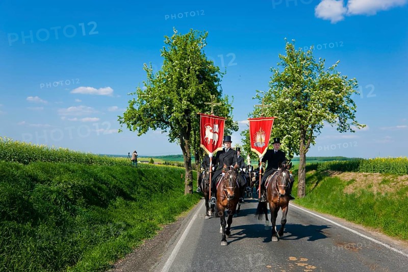 Every year at Easter there are about 5 processions in Lusatia, each with about 200 riders. The Catholic Church continues old Sorbian rites here. Thousands of spectators watch the impressive cavalcades