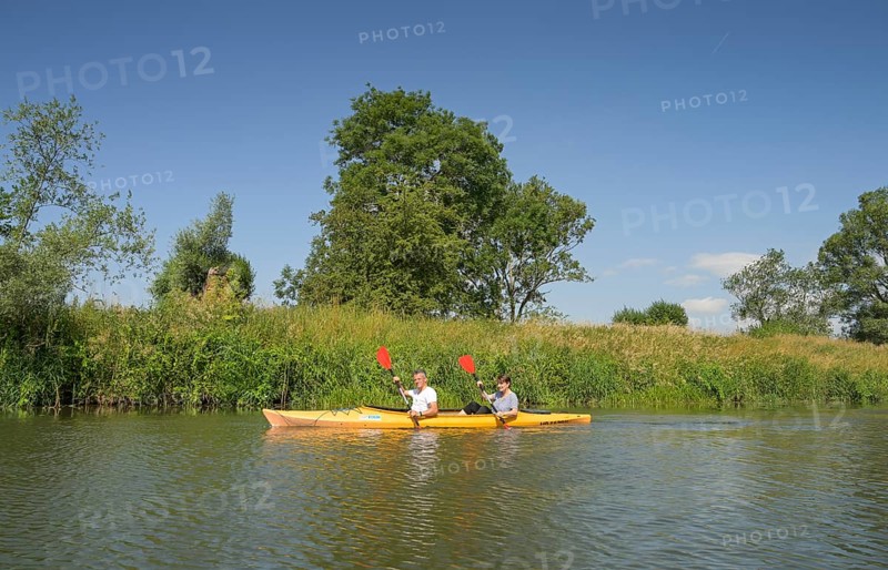 Canoeists, excursion on the Unstrut near Kirchscheidungen, Saxony-Anhalt, Germany, Europe