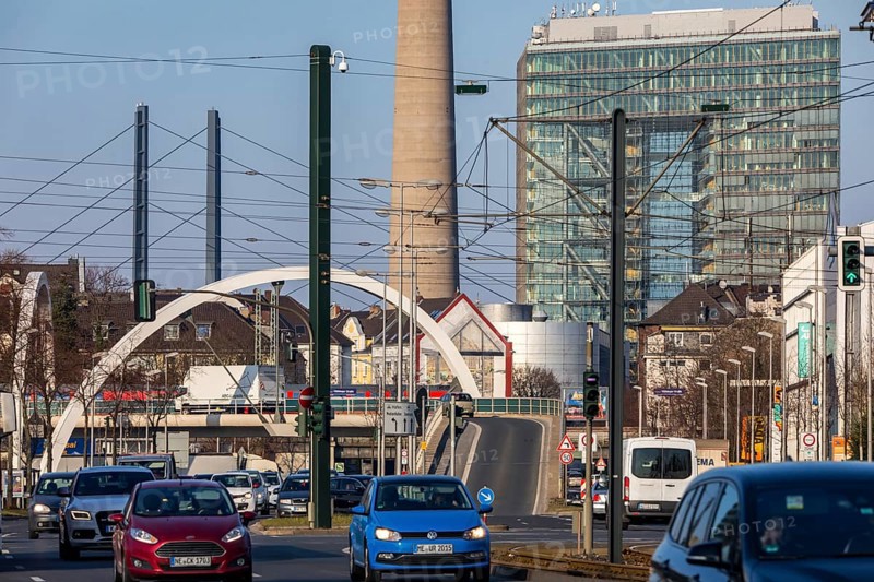 Düsseldorf, Völklinger Straße, federal road B1, city centre traffic, flyover bridge to the city harbour, Medienhafen, behind the city gate building