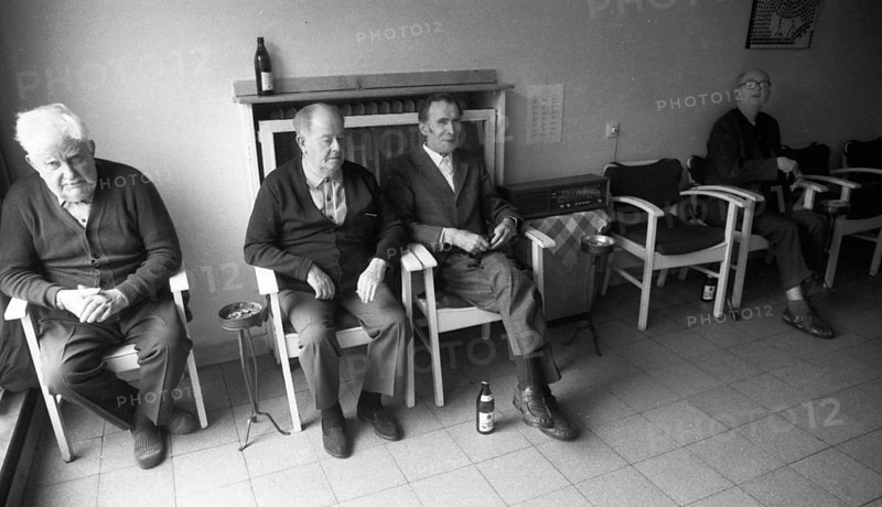 Resident and operation of an old people's home of the AWO (Arbeiterwohlfahrt) on 07.03.1980 in Hagen, Germany, Europe
