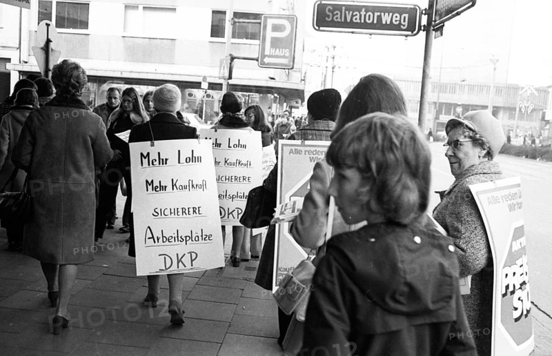 Supporters of the DKP (German Communist Party) at a woman's action in the pedestrian zone for a price freeze in Duisburg, 6.11.1974, Germany, Europe