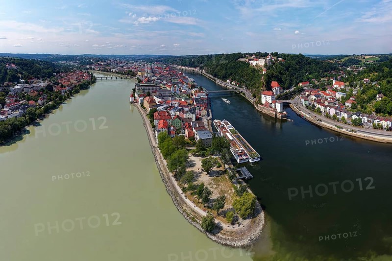 Left Inn city and Inn, centre three river corner, right Danube, further back Ilz, Veste Oberhaus, Veste Niederhaus, right Ilz city, aerial view, Dreiflüssestadt Passau, district-free university city, administrative district Lower Bavaria, Eastern Bavaria, Bavaria, Germany, Europe