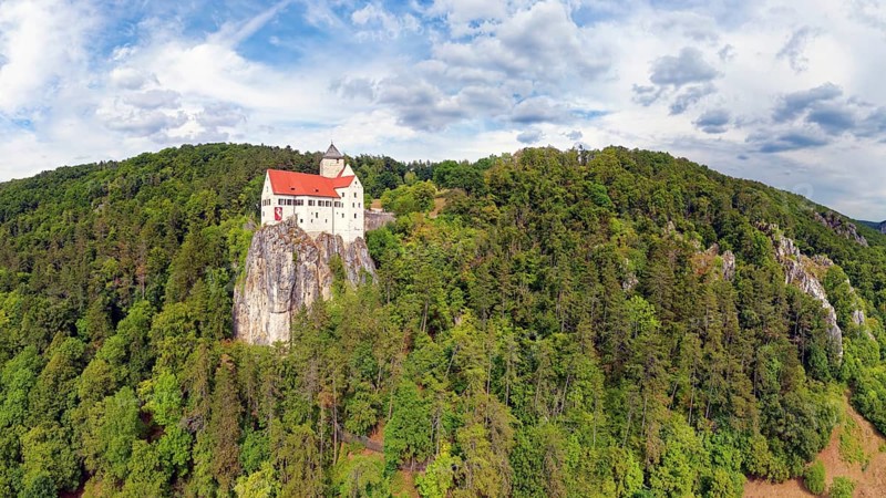 Prunn Castle, hilltop castle, first mentioned in 1037, stands on steep limestone cliff on Main-Danube Canal, Schlossprunn, district of Riedenburg town, Altmühltal, Lower Bavaria, Bavaria, Germany, Europe