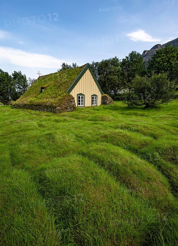 Hofskirkja church with grass roof and grass-covered graves, Öræfi region, South Iceland, Iceland, Europe