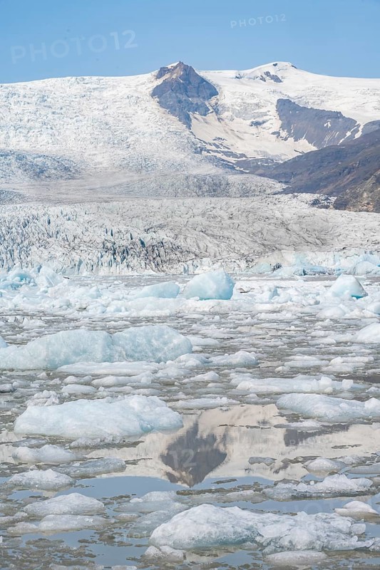 Glacier lagoon, ice lagoon Fjallsárlón, ice floes in front of glacier Fjallsjökull, Vatnajökull, Hornafjörður, Iceland, Europe