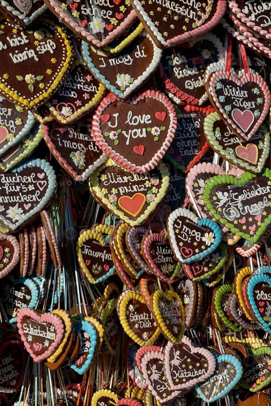 Gingerbread hearts at a stall, Oktoberfest, Munich, Upper Bavaria, Bavaria, Germany, Europe