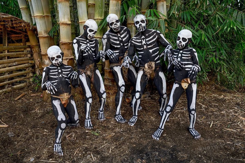 Natives with skeleton painting, Omo Bugamo tribe or skeleton people, Mount Hagen Festival in the village of Avi, Waghi Valley, near Mount Hagen, Western Highlands Province, Papua New Guinea, Oceania
