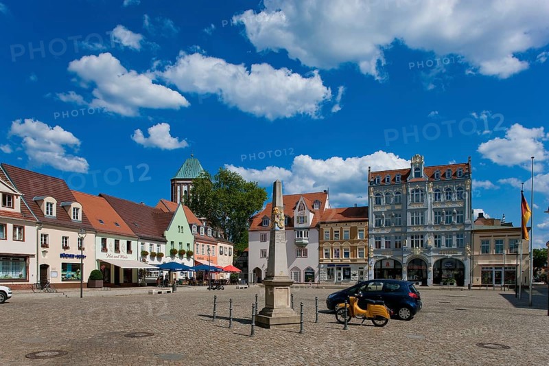 Senftenberg market square with the Electoral Saxon postal pillar