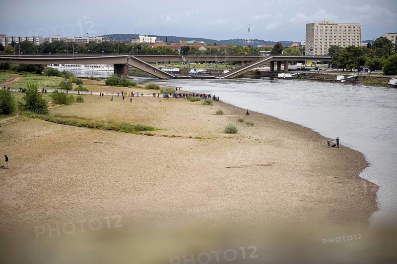 Partial collapse of the Carola Bridge in Dresden, seen from the Königsufer, 11/09/2024