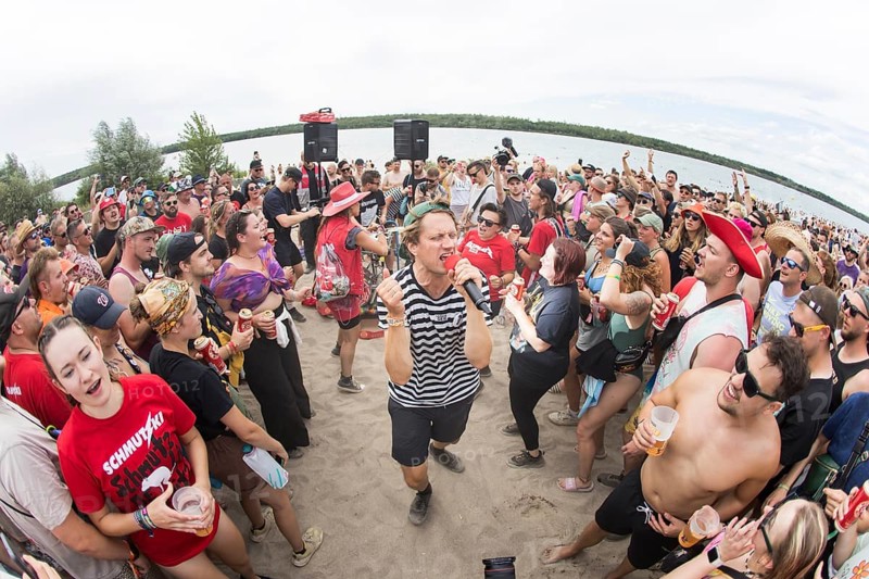 Beat Schmutz, singer of the band Schmutzki on the beach in front of the Becks Beach Stage at the Highfield Festival on Saturday, Störmthaler See, 17/08/2024 Note: The photo was taken with a fisheye lens