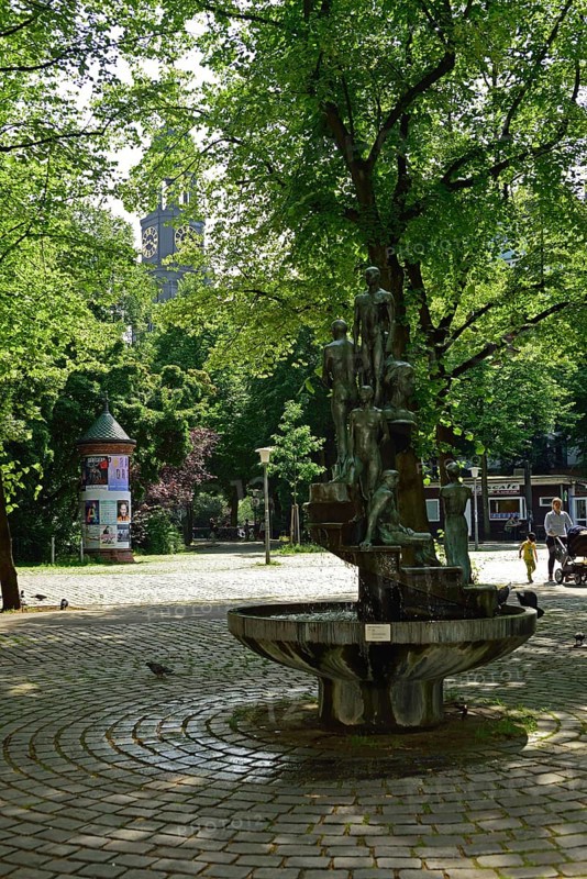 Europe, Germany, Hamburg, City, Neustadt, Großneumarkt, trendy meeting place, restaurants and pubs, weekly market market, the fountain on the square by Doris Waschk-courtship, donated by the Hamburger Feuerkasse in 1976, tum of the Michel in the background, Europe