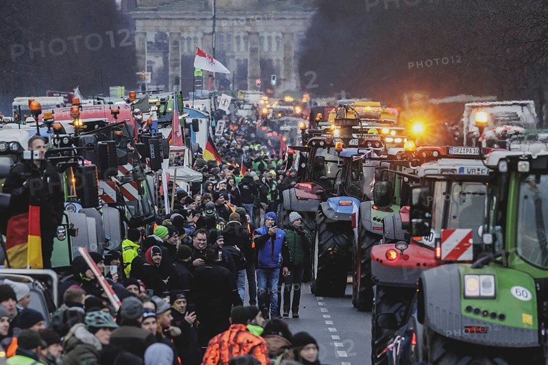 Road blockades, taken as part of the farmers' protests in Berlin, 15 January 2024. 10, 000 participants are expected on Monday as part of the farmers' protest week. Among other things, they are protesting against the austerity plans of the traffic light government