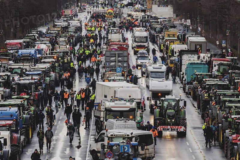 Road blockades, taken as part of the farmers' protests in Berlin, 15 January 2024. 10, 000 participants are expected on Monday as part of the farmers' protest week. Among other things, they are protesting against the austerity plans of the traffic light government