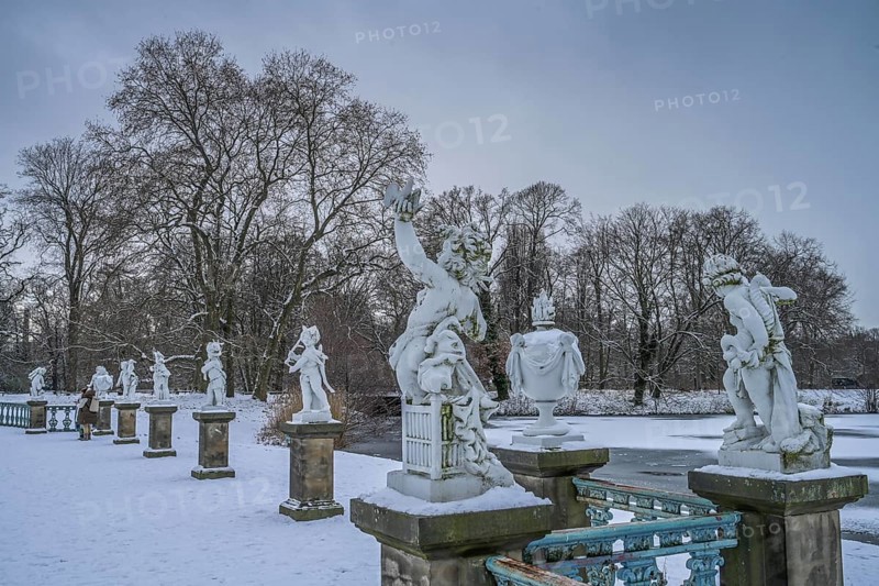Winter, figures at the carp pond, palace gardens Charlottenburg, Spandauer Damm, Charlottenburg, Berlin, Germany, Europe