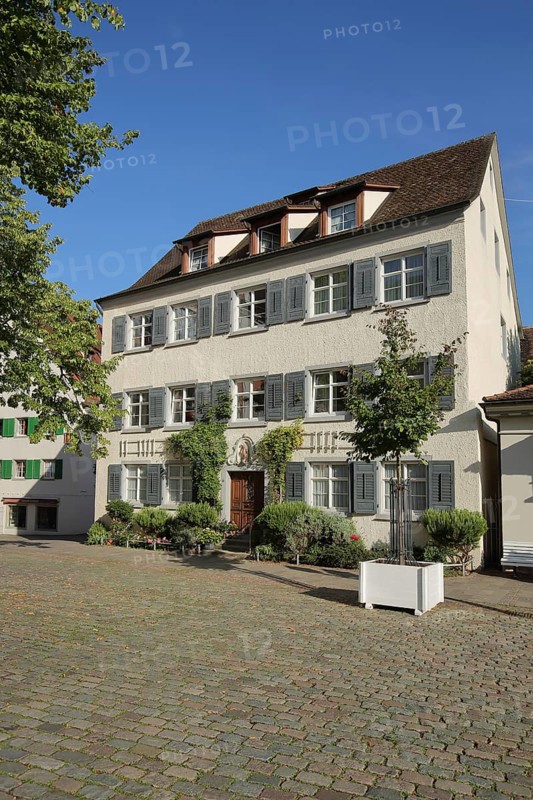 Winzerstube zum Becher, historic building with shutters, Schlossplatz, Meersburg, Obersee, Lake Constance, Lake Constance region, Baden-Württemberg, Germany, Europe