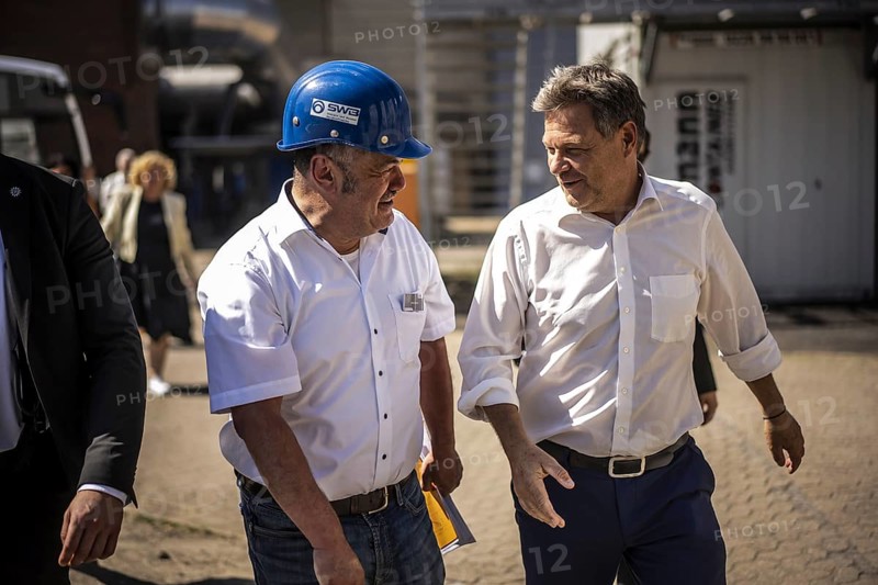 Federal Minister for Economic Affairs and Climate Protection Robert Habeck (Alliance 90/The Greens) on a summer tour of Germany. Here in Bonn, 09.07.2024 during a visit to the Stadtwerke's high-power plant Photographed on behalf of the BMWK