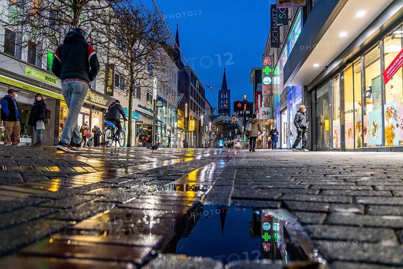 Gelsenkirchen city centre, pedestrian zone, Bahnhofstraße, during the Corona crisis, lockdown in January 2021, closed shops and restaurants, few passers-by, Gelsenkirchen, North Rhine-Westphalia, Germany, Europe
