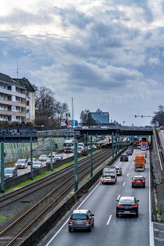 The Hausackerbrücke, inner-city road bridge over the A40 motorway and the U18 light rail line, between Essen-Frohnhausen and Holsterhausen, extensively renovated in 2018, is already dilapidated again and has to be demolished, to be rebuilt in 2026, for which the A40 motorway and the tram line must be closed, North Rhine-Westphalia, Germany, Europe