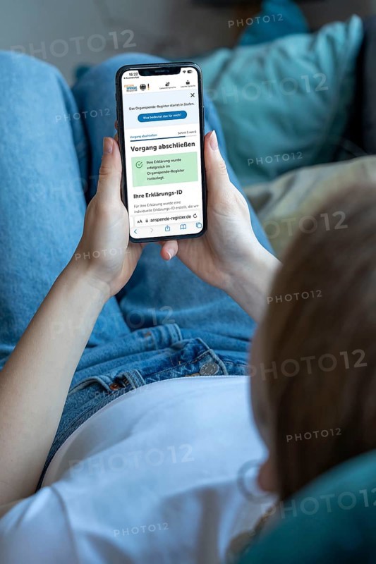 Symbolic image of organ donation register, person informs himself about the new online register for organ donation, where you can register as a donor or object to a donation, from the Federal Institute for Drugs and Medical Devices Germany