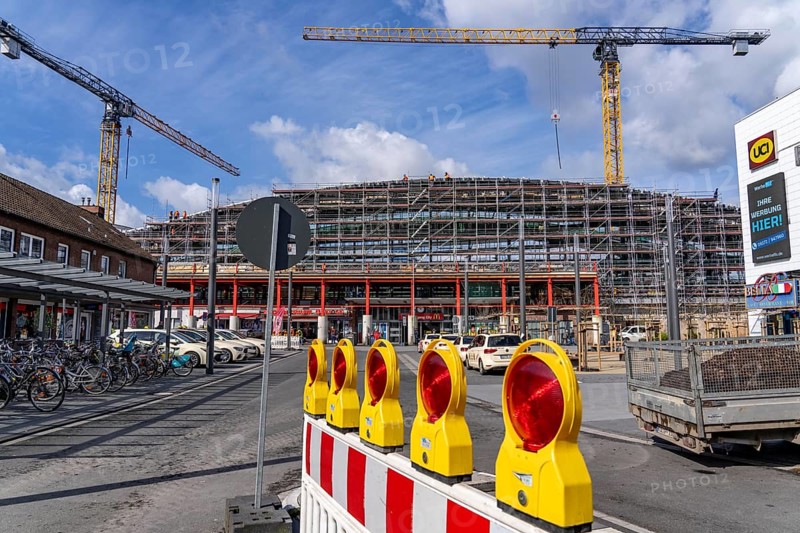 Modernisation of Duisburg Central Station, the platforms of the 13 tracks are being renewed, the old flat roofs are being replaced by corrugated steel and glass roofs, east entrance, the conversion is taking place during ongoing operations, one platform is always closed, the conversion measure should be completed by 2028, Duisburg North Rhine-Westphalia, Germany, Europe