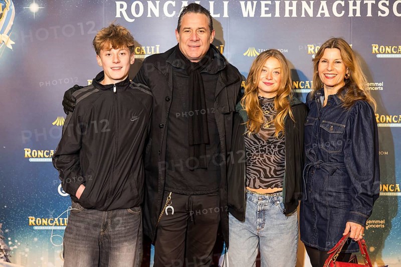 Sascha Vollmer with woman Jennifer Vollmer, daughter Manisha and son John at the premiere of the 20th Original Roncalli Weihnachtscircus in Berlin's Tempodrom on 20 December 2024
