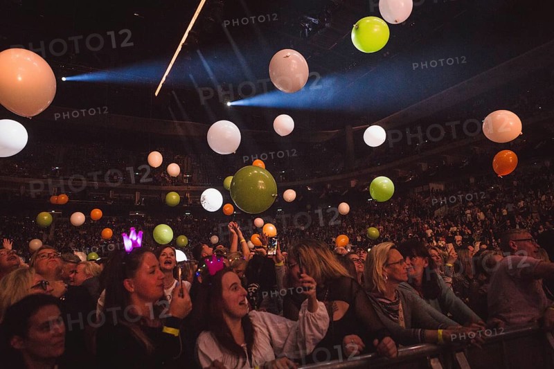 Audience with balloons at the Schlagernacht des Jahres live on Das Original Tour in Berlin's Uber Arena on 16 November 2024