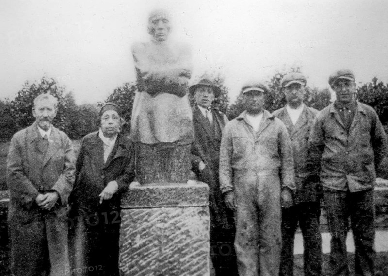 German artist Käthe Kollwitz posing with husband in front of sculpture group The Grieving Parents, Trauernde Eltern in the cemetery at Esen, Germany, Europe