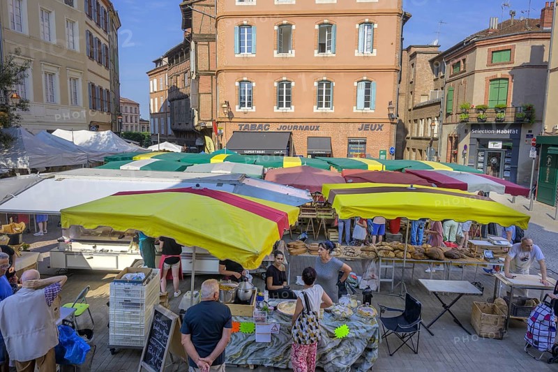 Food market outside the covered market, Albi, Département Tarn, France, Europe