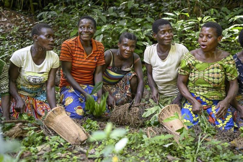 Pygmy woman from the Baka or BaAka people swear to hunt, hunting magic, net hunting, Dzanga-Sangha Special Dense Forest Reserve, Sangha-Mbaéré Prefecture, Central African Republic, Africa