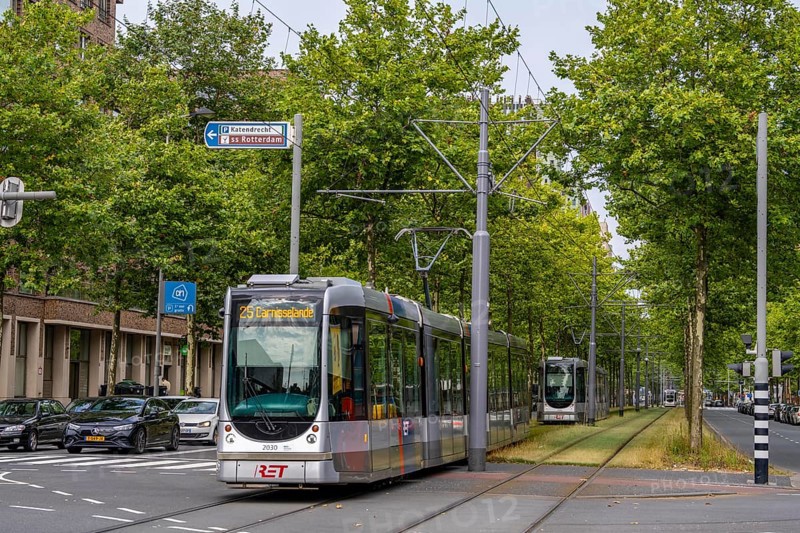 Urban greening, inner-city street Laan op Zuid, in Rotterdam's Feijenoord district, 4 lanes, 2 tram tracks, cycle paths on both sides, pavements and parking lanes, planted with hundreds of plane trees over around 1.5 km, providing shade, cooling in summer, tram tracks with grass surface, less surface sealing, urban climate, microclimate in the city, Rotterdam, Netherlands