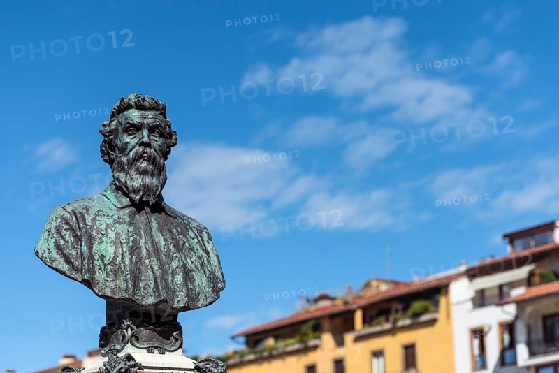 Benvenuto Cellini bust on the Ponte Vecchio, monument, sculpture, culture, Florence, Italy, Europe