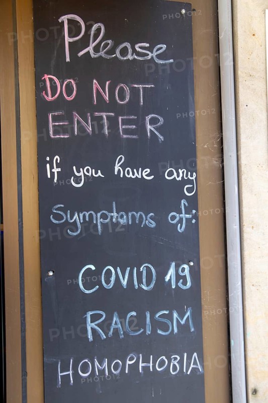 Display in front of a pub in Germany: Guests are warned in English that they are not welcome with symptoms of corona, racism and homophobia