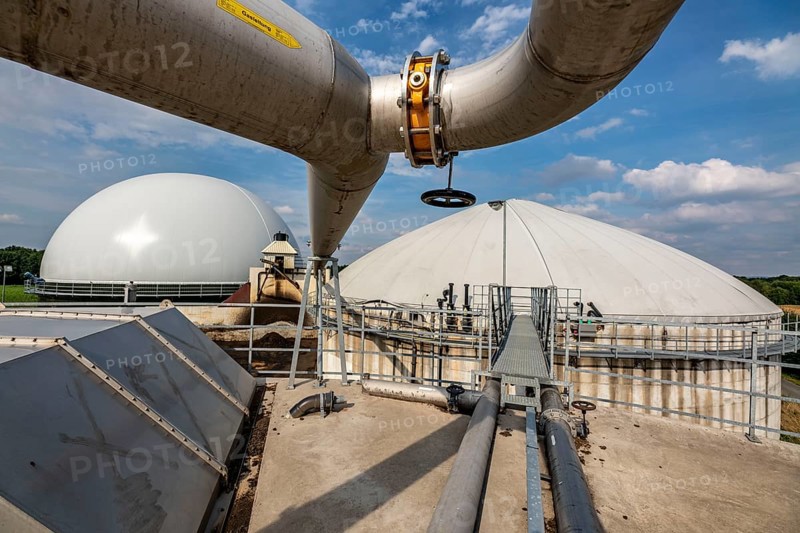 Biogas plant, gas storage, with dome, use of solid manure as energy source, gas pipelines, on a farm near Lippling, close to Delbrück in East Westphalia, in the district of Paderborn, 1.5 megawatts of electrical power, production of district heating for homes in the region, North Rhine-Westphalia, Germany, Europe