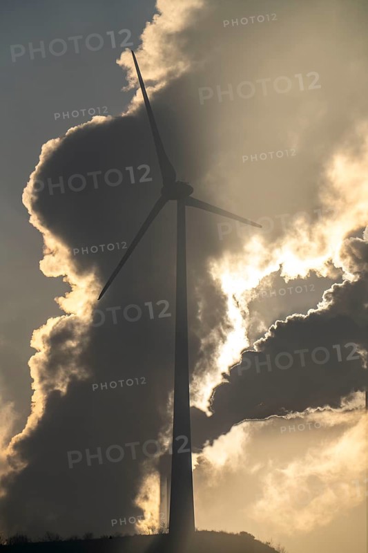 Windpark Halde Oberscholven, smoke clouds from the cooling tower and chimney of the Uniper coal-fired power plant Scholven, Gelsenkrichen, North Rhine-Westphalia, Germany, Europe