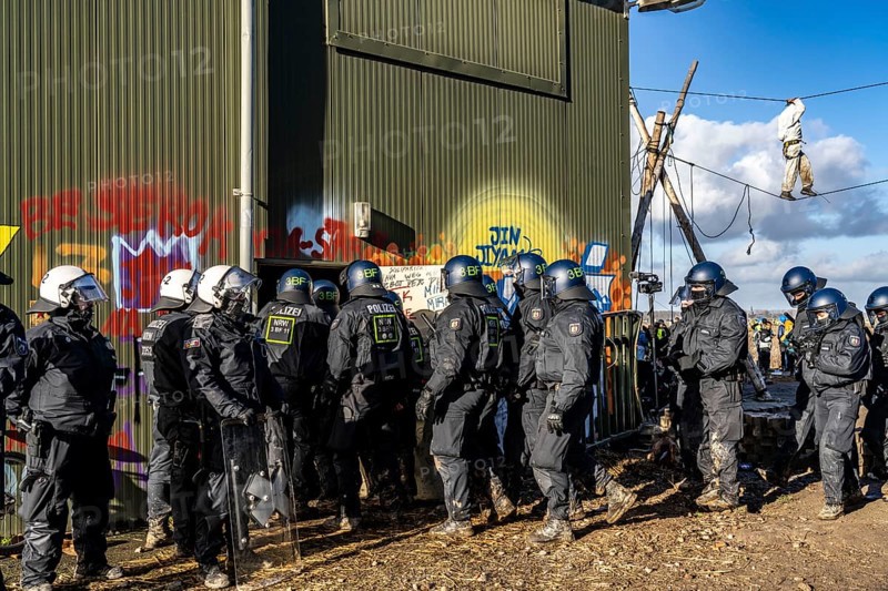 Beginning of the eviction of the Lützerath hamlet, camp of climate activists and squatters, at the Garzweiler 2 opencast lignite mine, by the police, Erkelenz, North Rhine-Westphalia, Germany, Europe