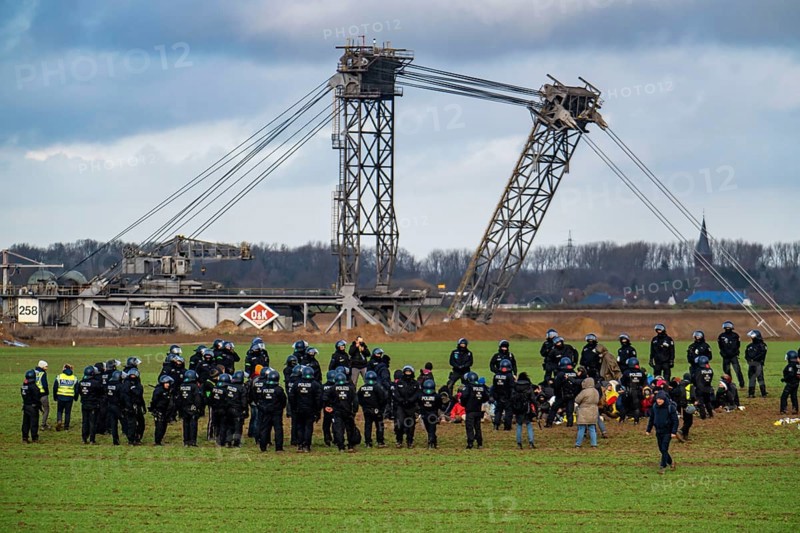 Beginning of the eviction of the Lützerath hamlet, camp of climate activists and squatters, at the Garzweiler 2 opencast lignite mine, by the police, Erkelenz, North Rhine-Westphalia, Germany, Europe