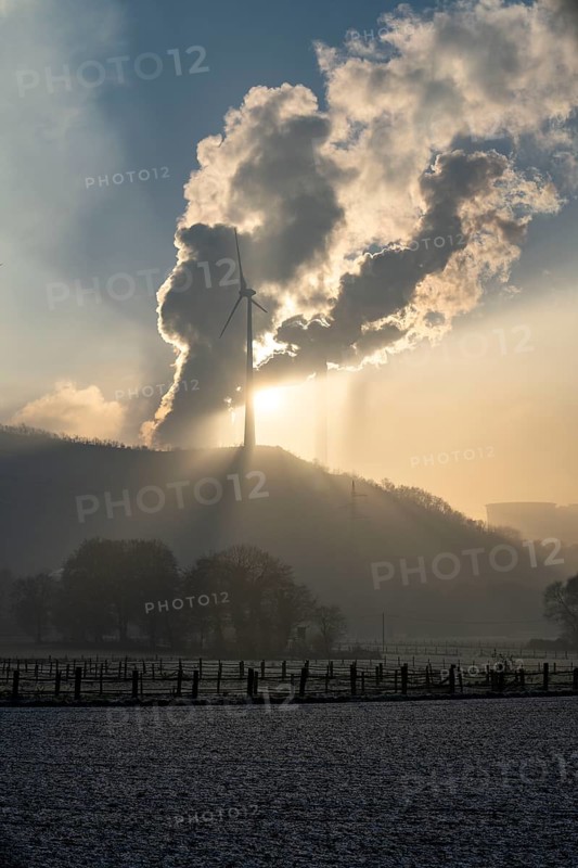 Windpark Halde Oberscholven, smoke clouds from the cooling tower and chimney of the Uniper coal-fired power plant Scholven, Gelsenkrichen, North Rhine-Westphalia, Germany, Europe