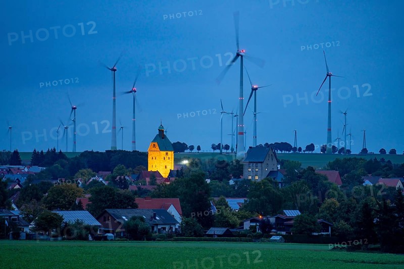 Wind farm above the village of Lichtenau, self-proclaimed energy town, houses with photovoltaic systems on the roofs, Paderborn district, OWL, A North Rhine-Westphalia, Germany, Europe